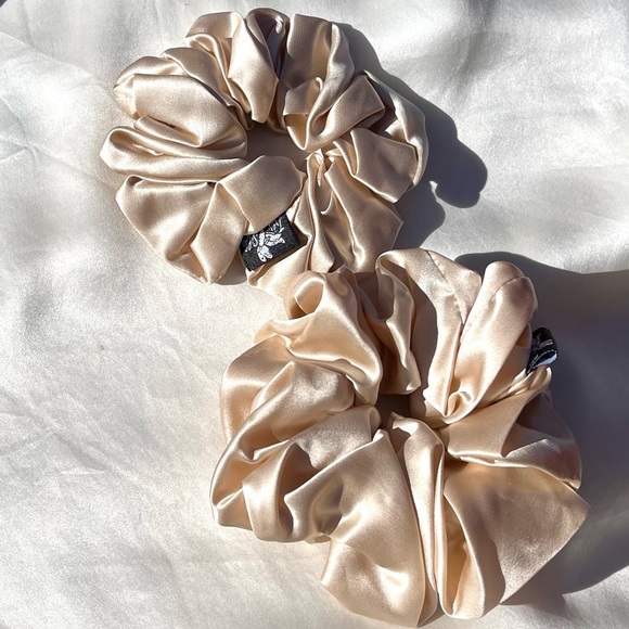 Très Silk - Large 100% Mulberry Silk Scrunchie - Picture 2 of 6